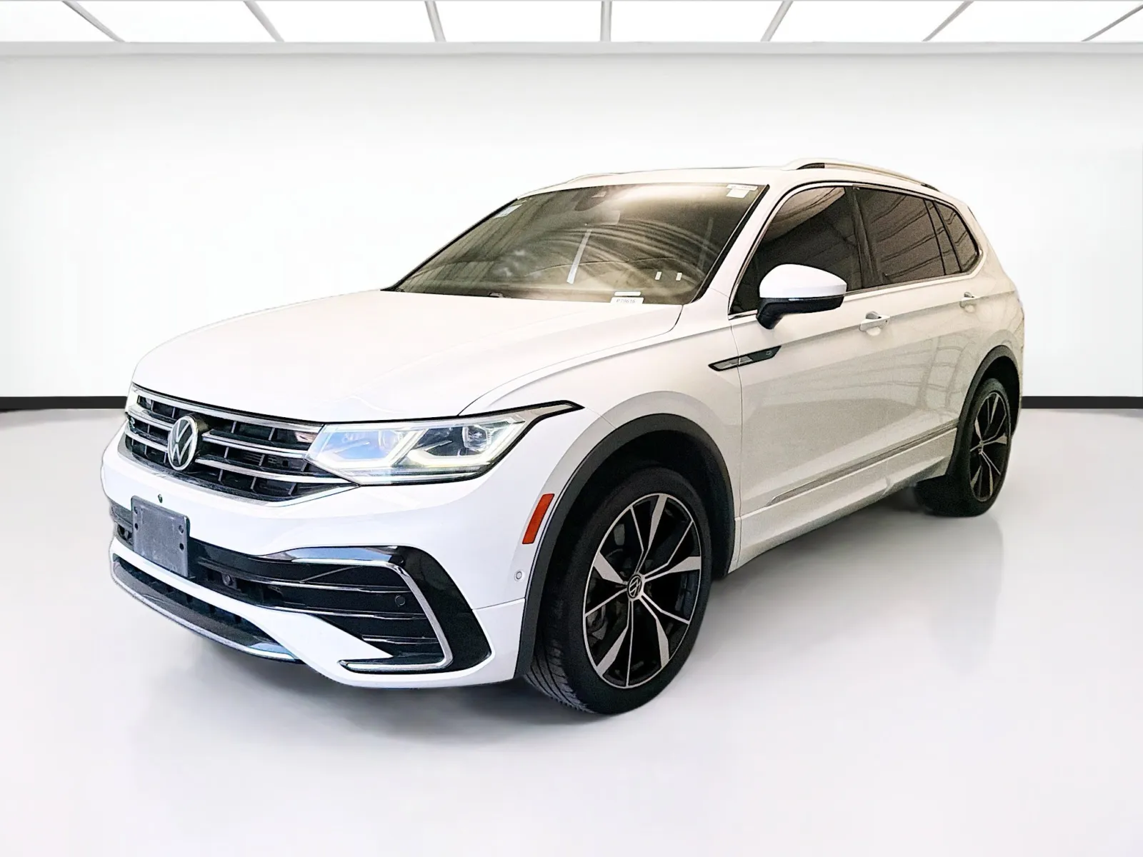 2022 Volkswagen Tiguan 2.0T SEL R-Line 4Motion's photo