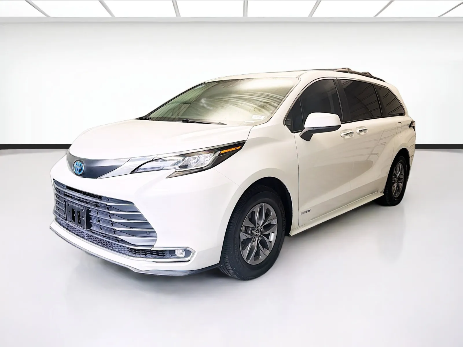 2021 Toyota Sienna XLE 7-Passenger Hybrid FWD's photo