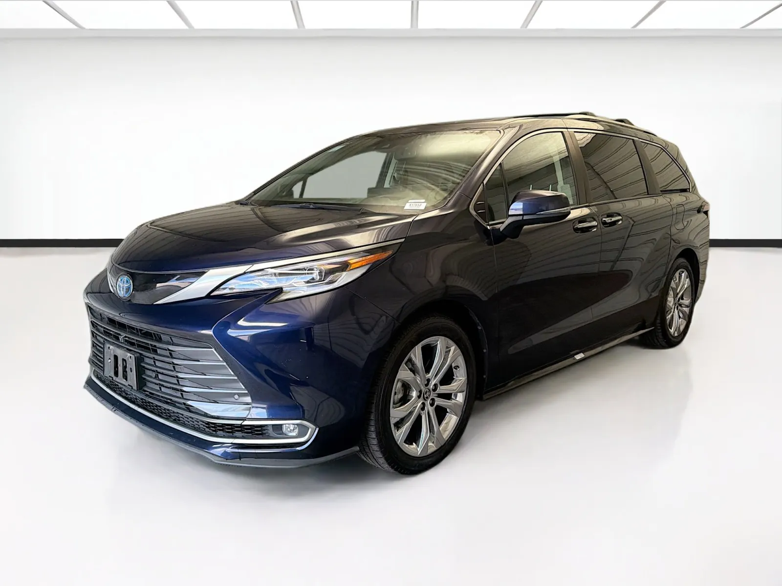 2022 Toyota Sienna Platinum 7-Passenger Hybrid FWD's photo