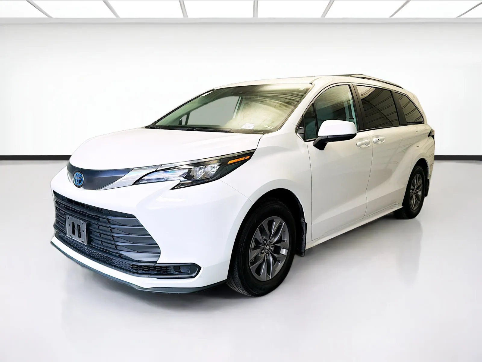 2024 Toyota Sienna LE 8-Passenger Hybrid FWD's photo