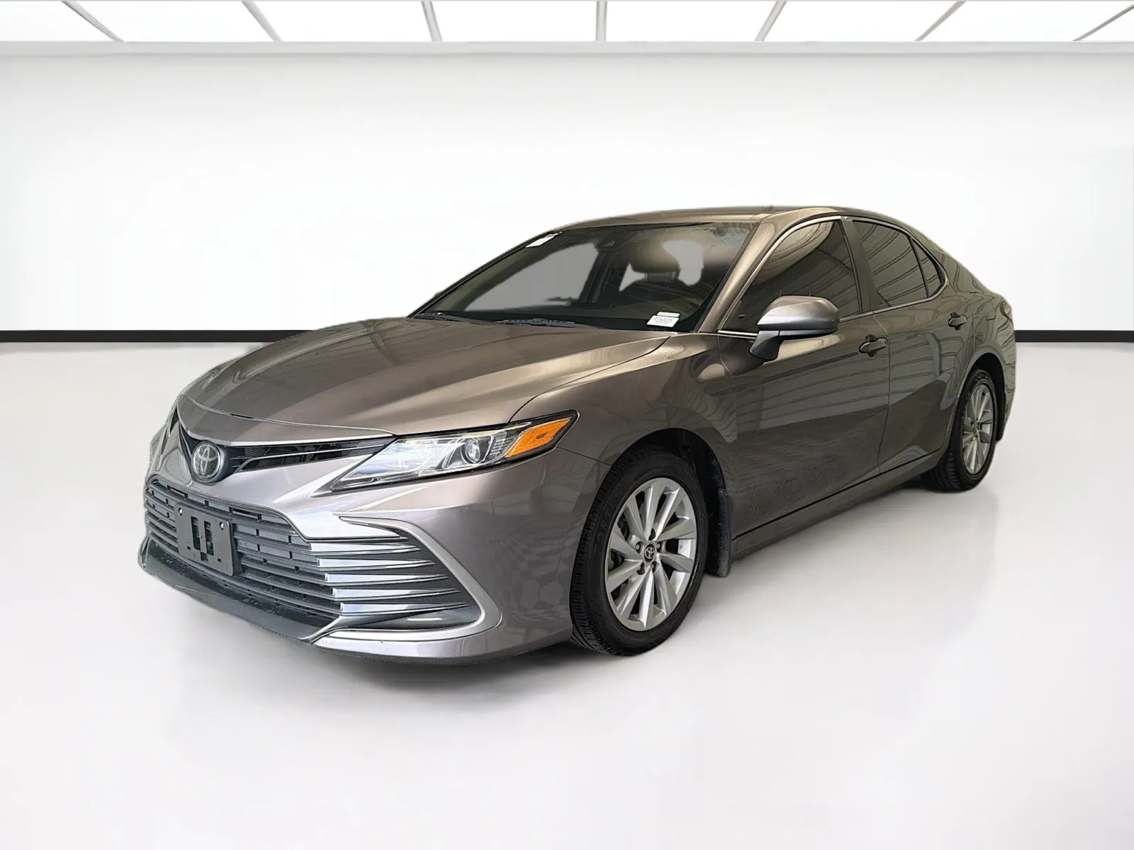 2023 Toyota Camry LE's photo