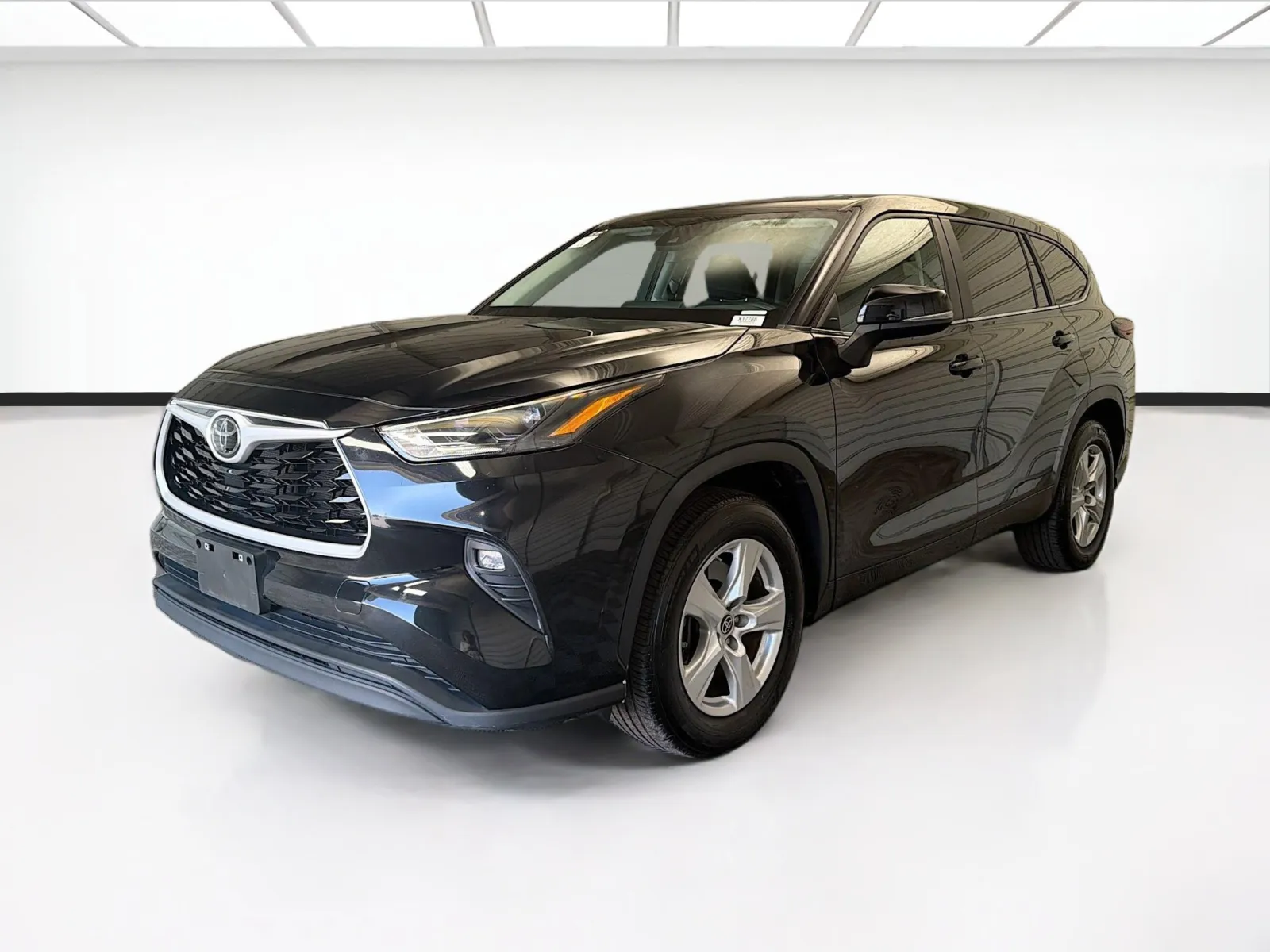 Black 2024 Toyota Highlander LE for sale in Montclair, CA