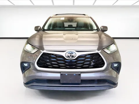Photos of 2022 Toyota Highlander XLE for sale in Montclair, CA at STG Montclair