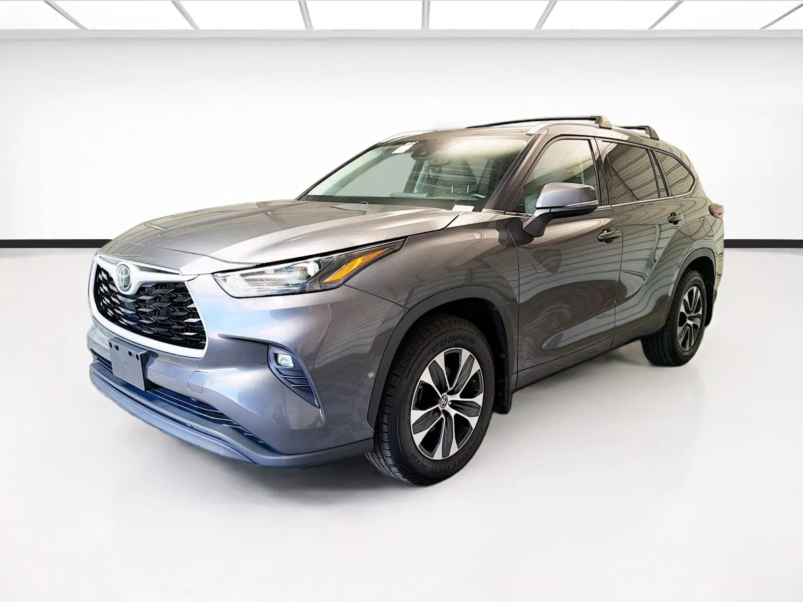 Used 2022 Toyota Highlander XLE for sale in Montclair, CA at STG