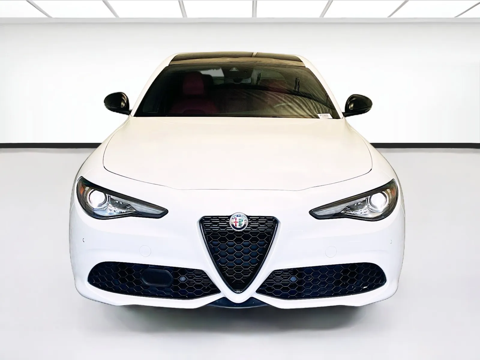 Alfa Romeo Giulia photo 2