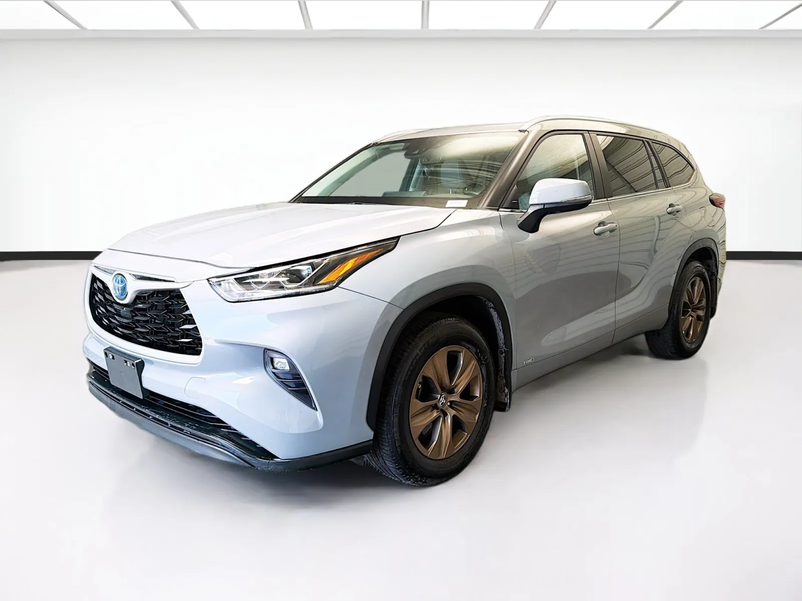 Gray 2023 Toyota Highlander Hybrid Bronze Edition for sale in Montclair, CA