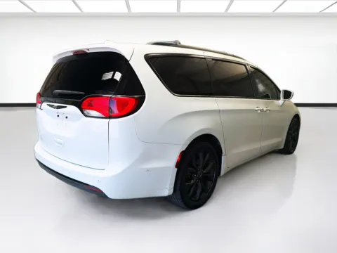 More photos of 2019 Chrysler Pacifica Limited at STG Montclair, CA