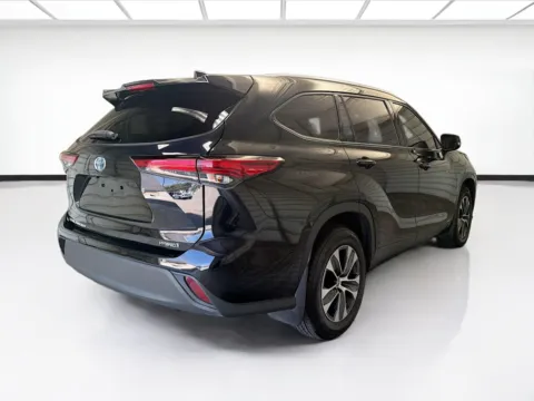 More photos of 2022 Toyota Highlander Hybrid XLE at STG Montclair, CA