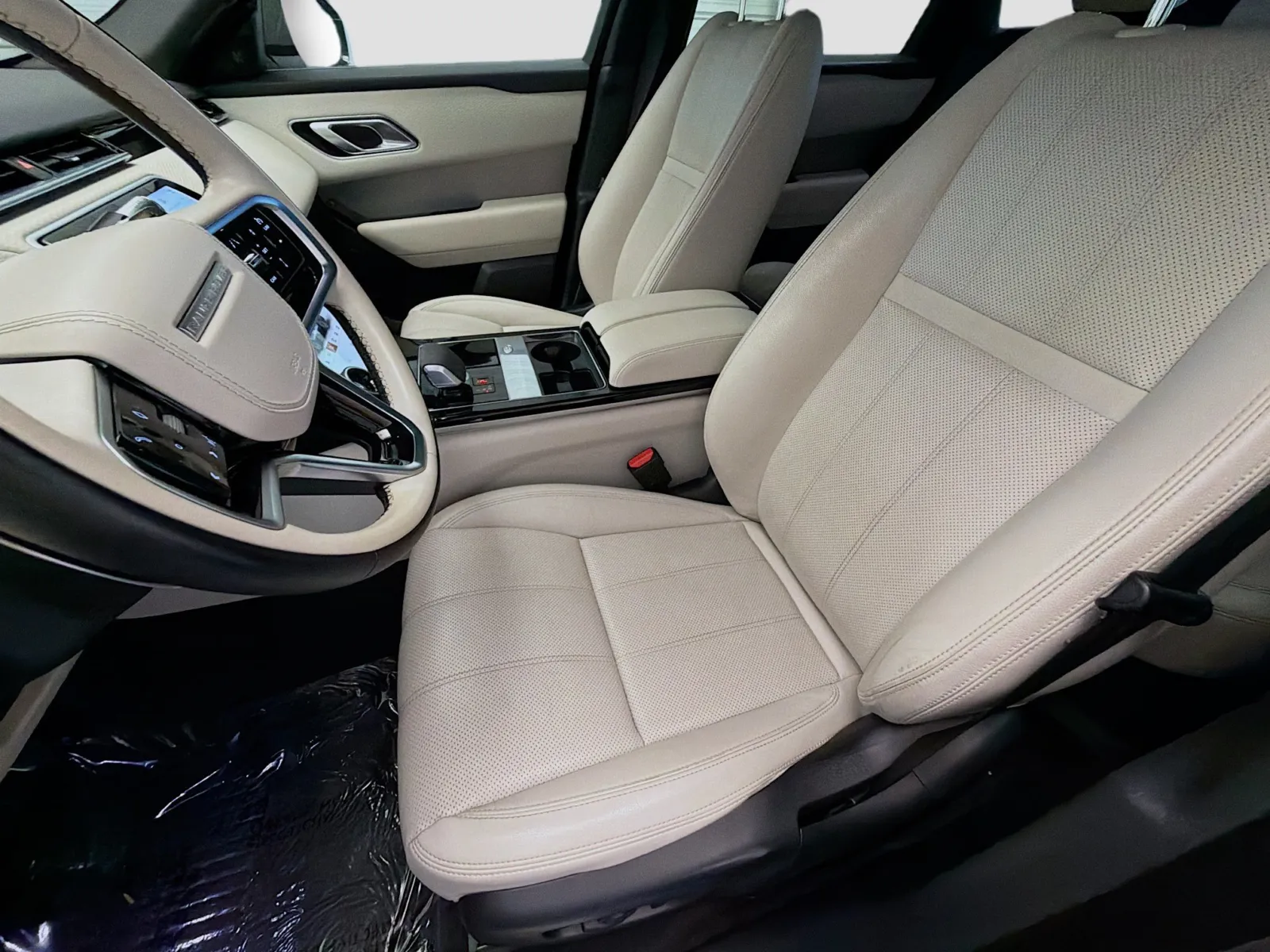 Land Rover Range Rover Velar photo 11