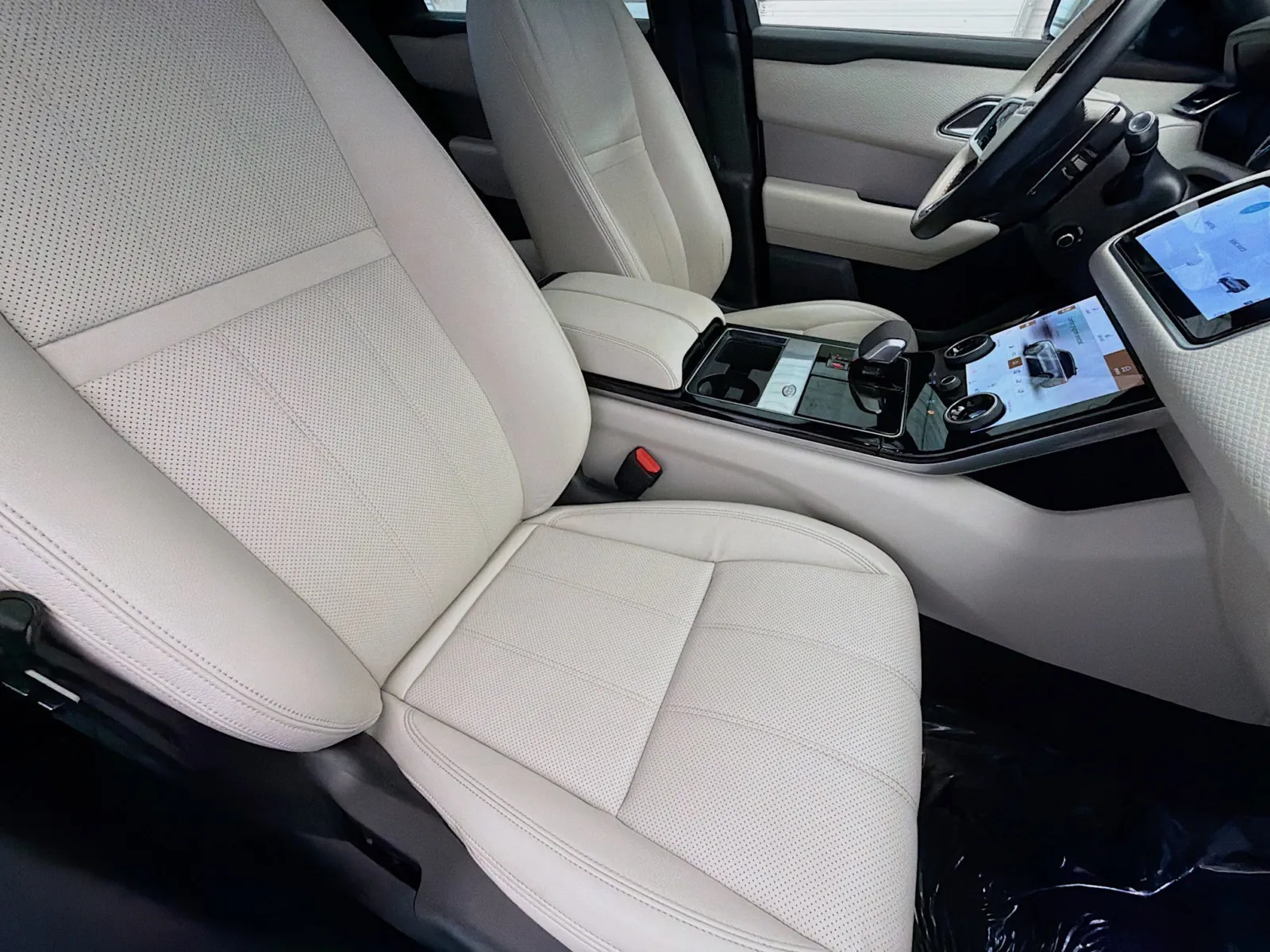 Land Rover Range Rover Velar photo 15