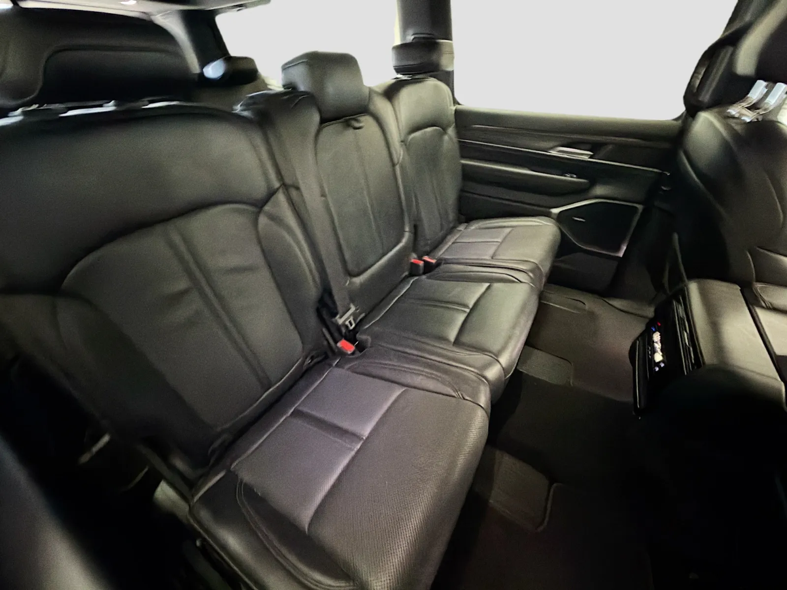Jeep Wagoneer L photo 13
