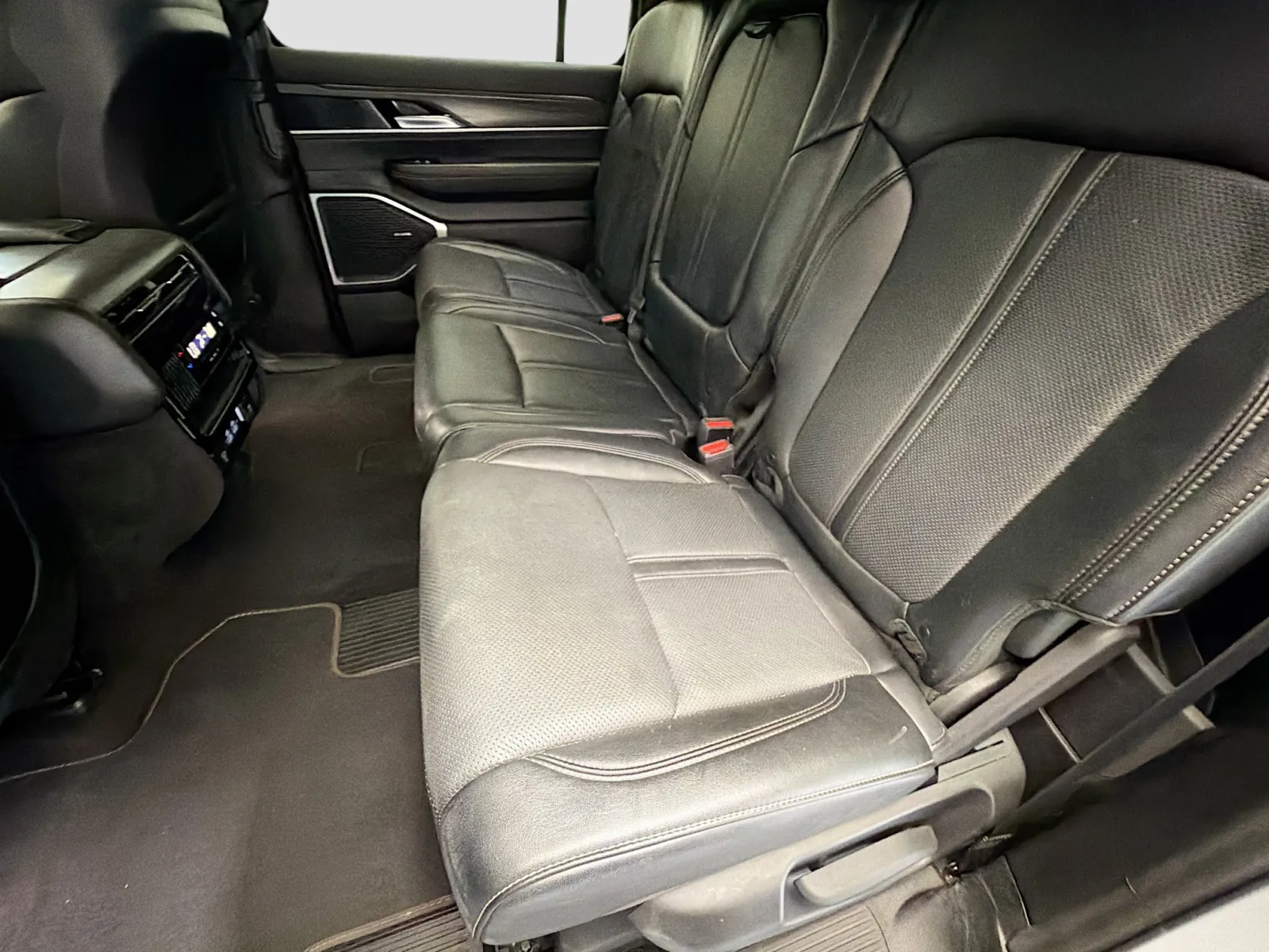 Jeep Wagoneer L photo 12