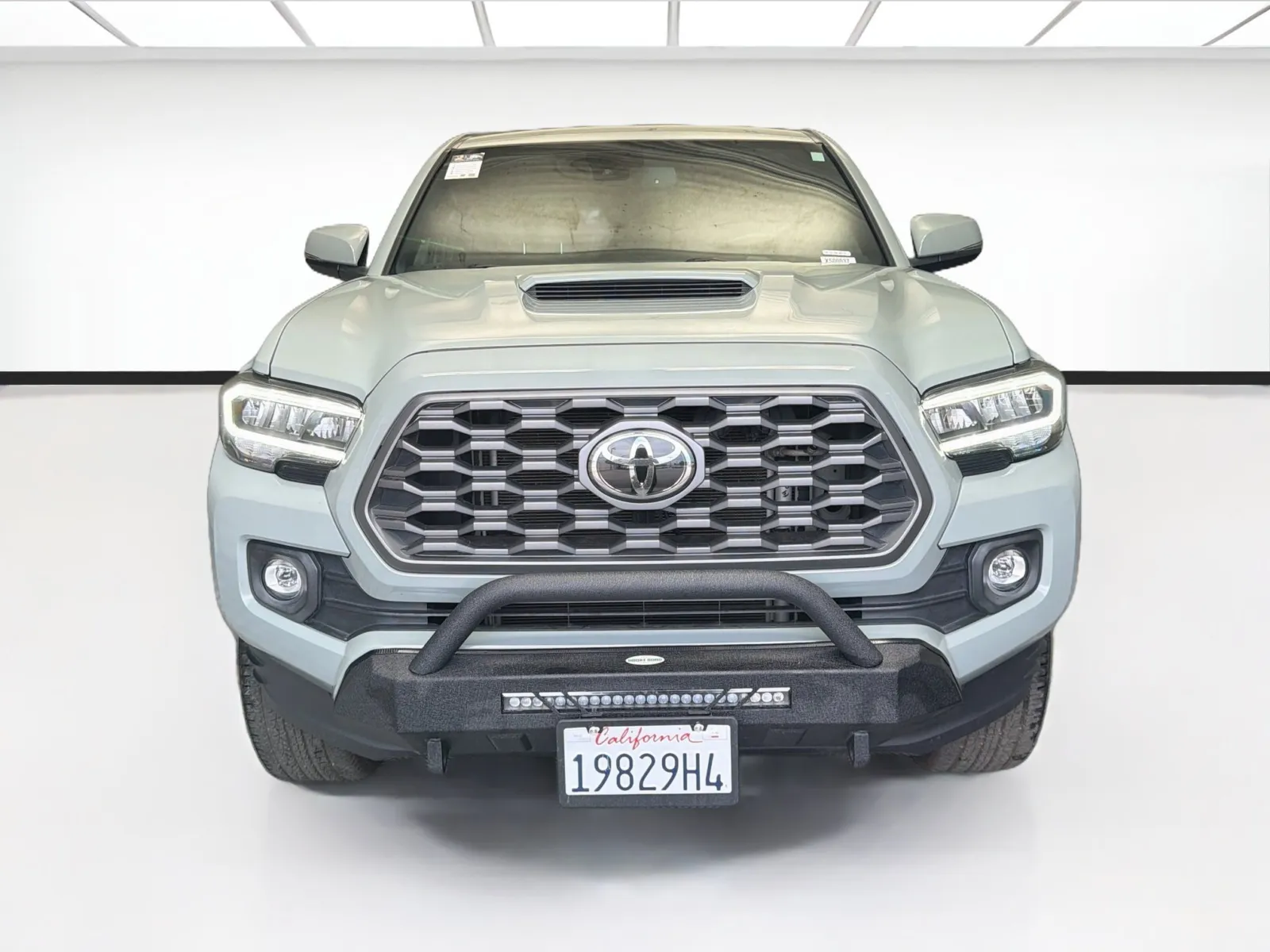 Toyota Tacoma photo 2