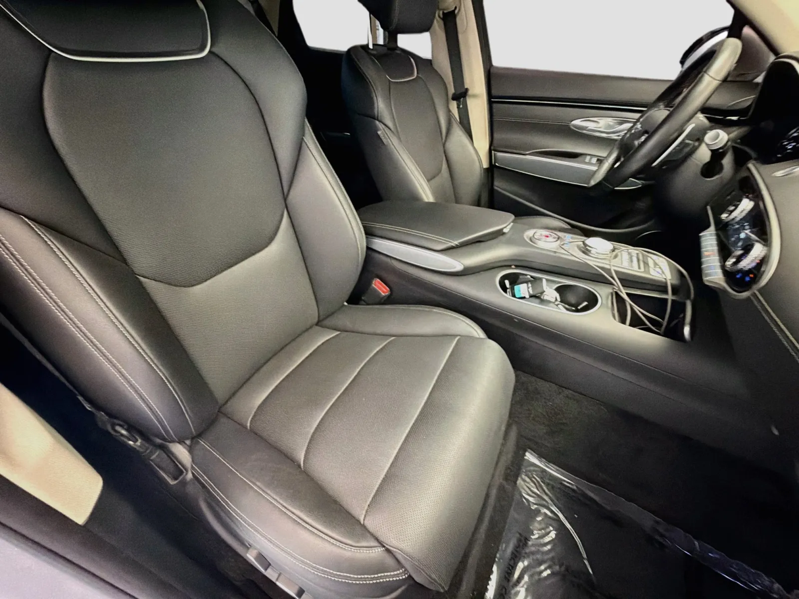 Genesis GV70 photo 15