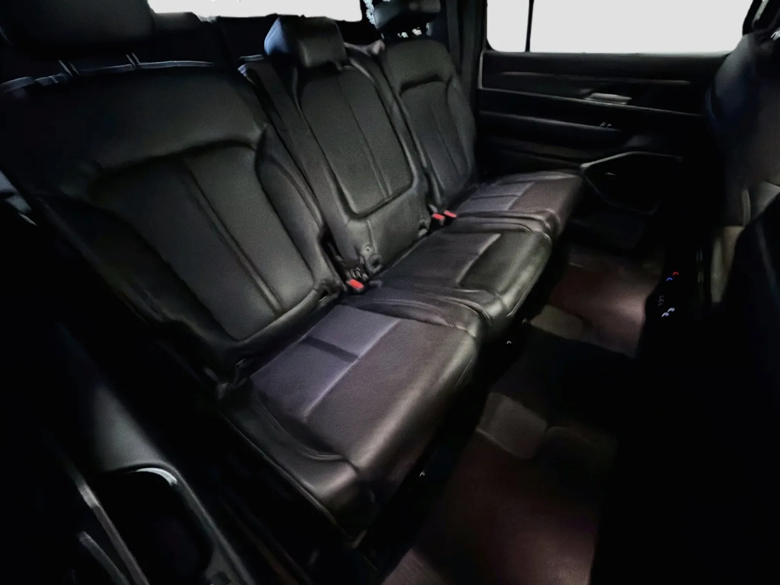 Jeep Wagoneer photo 14