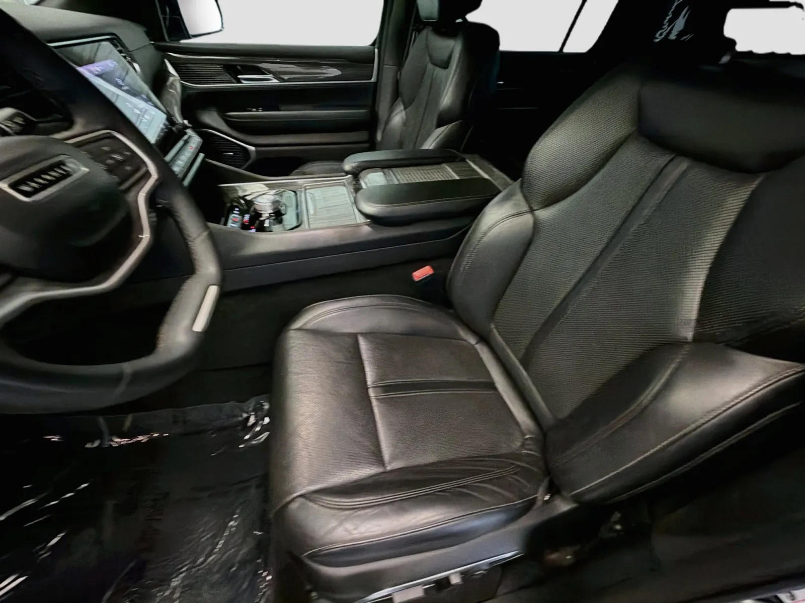 Jeep Wagoneer photo 11