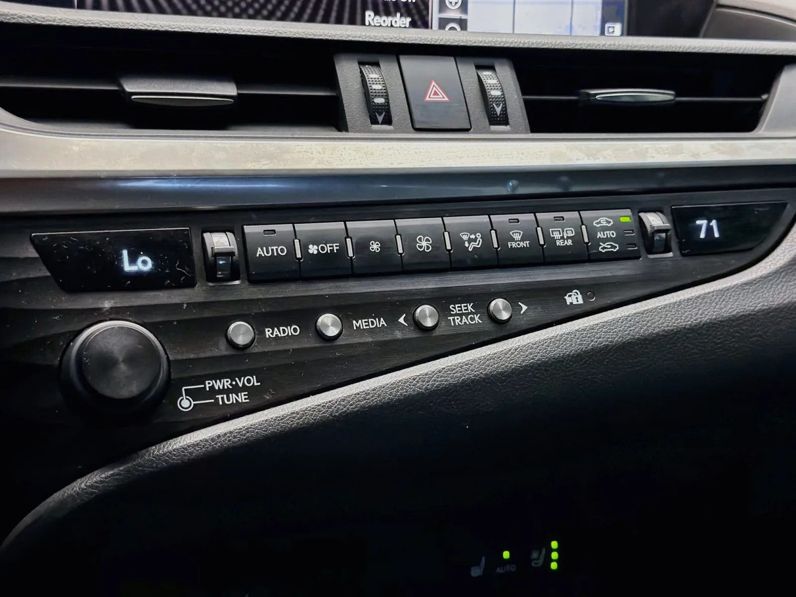 Lexus ES photo 10