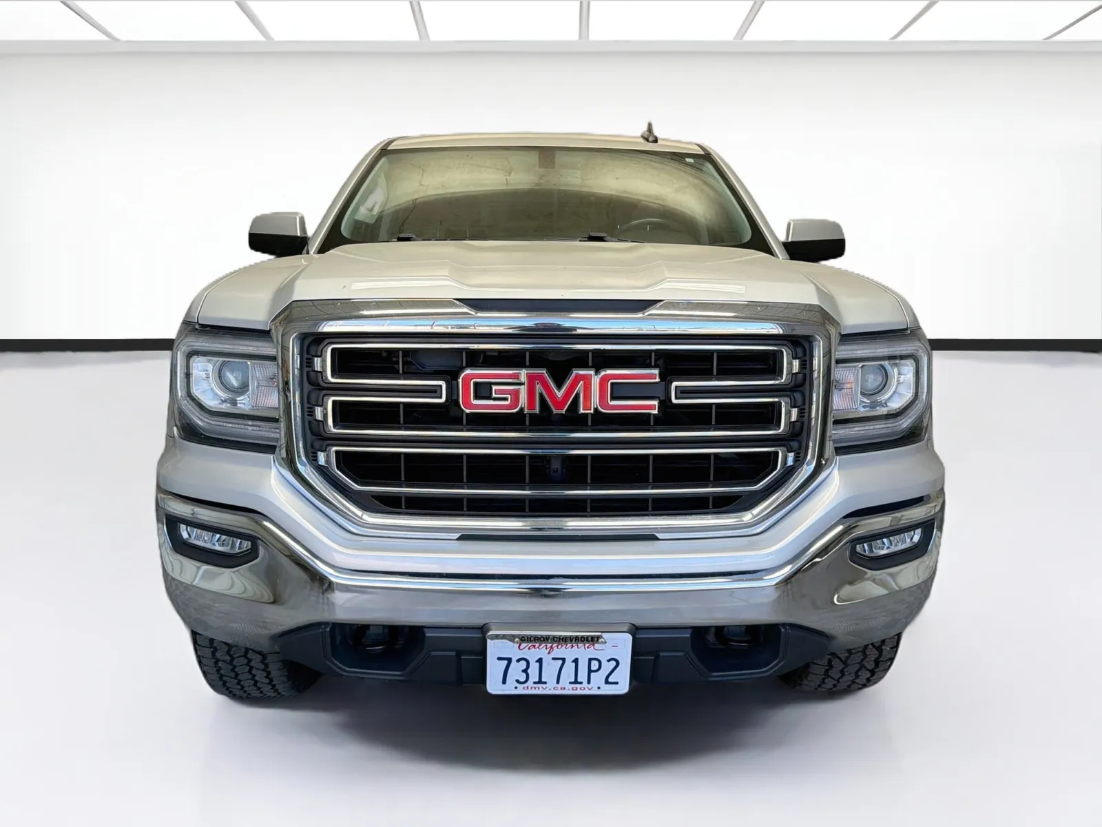 GMC Sierra photo 2