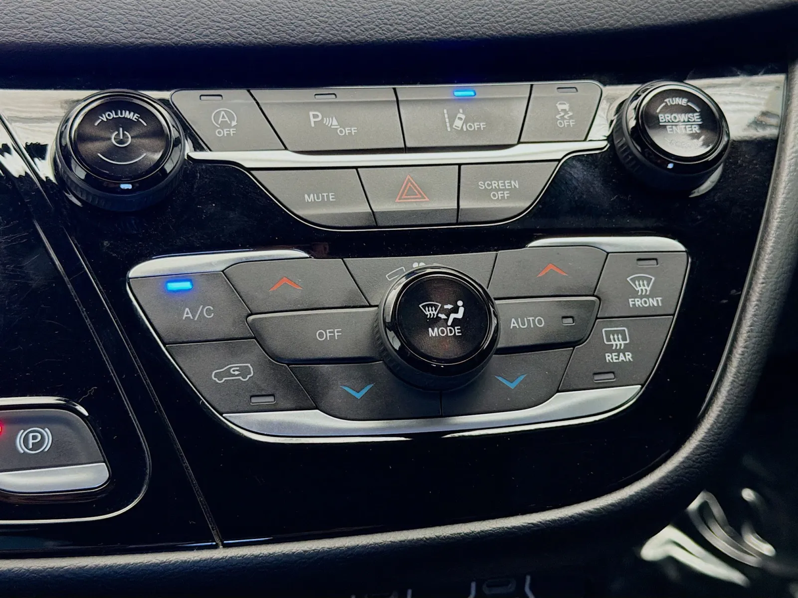 Chrysler Pacifica photo 10