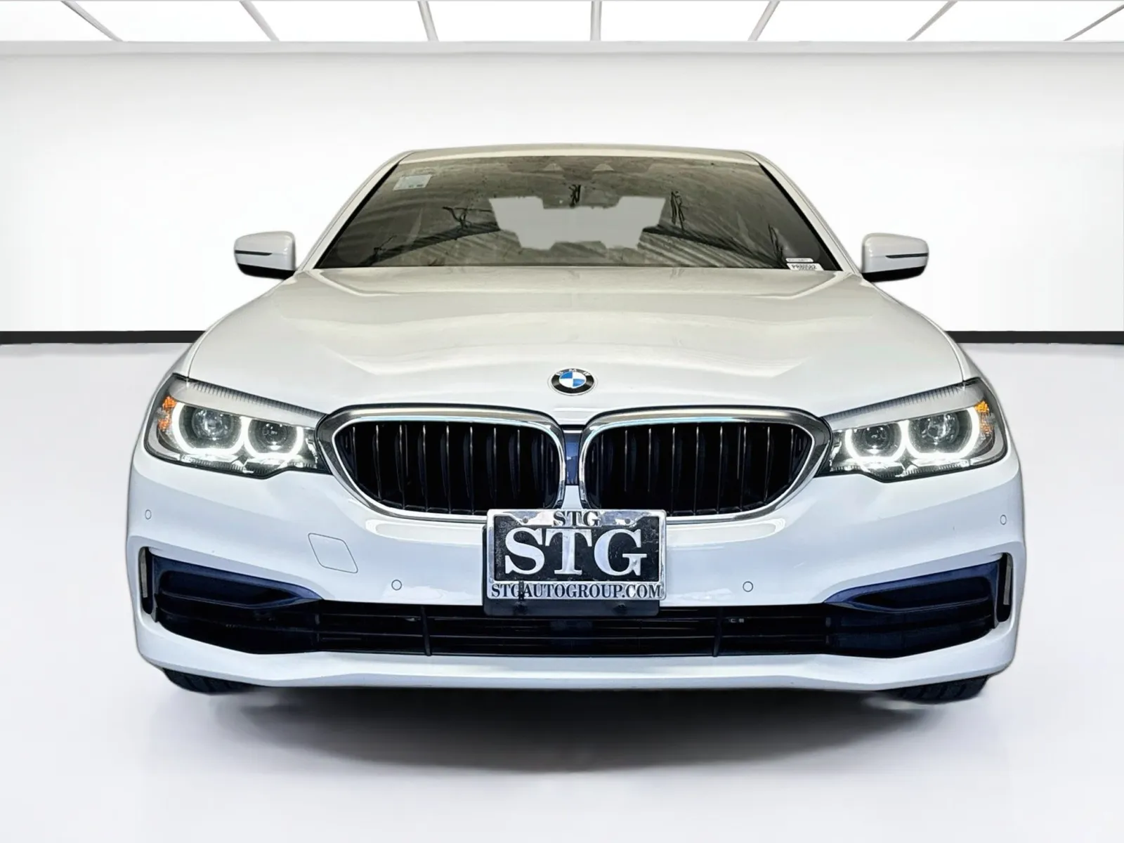 BMW 5 Series photo 2