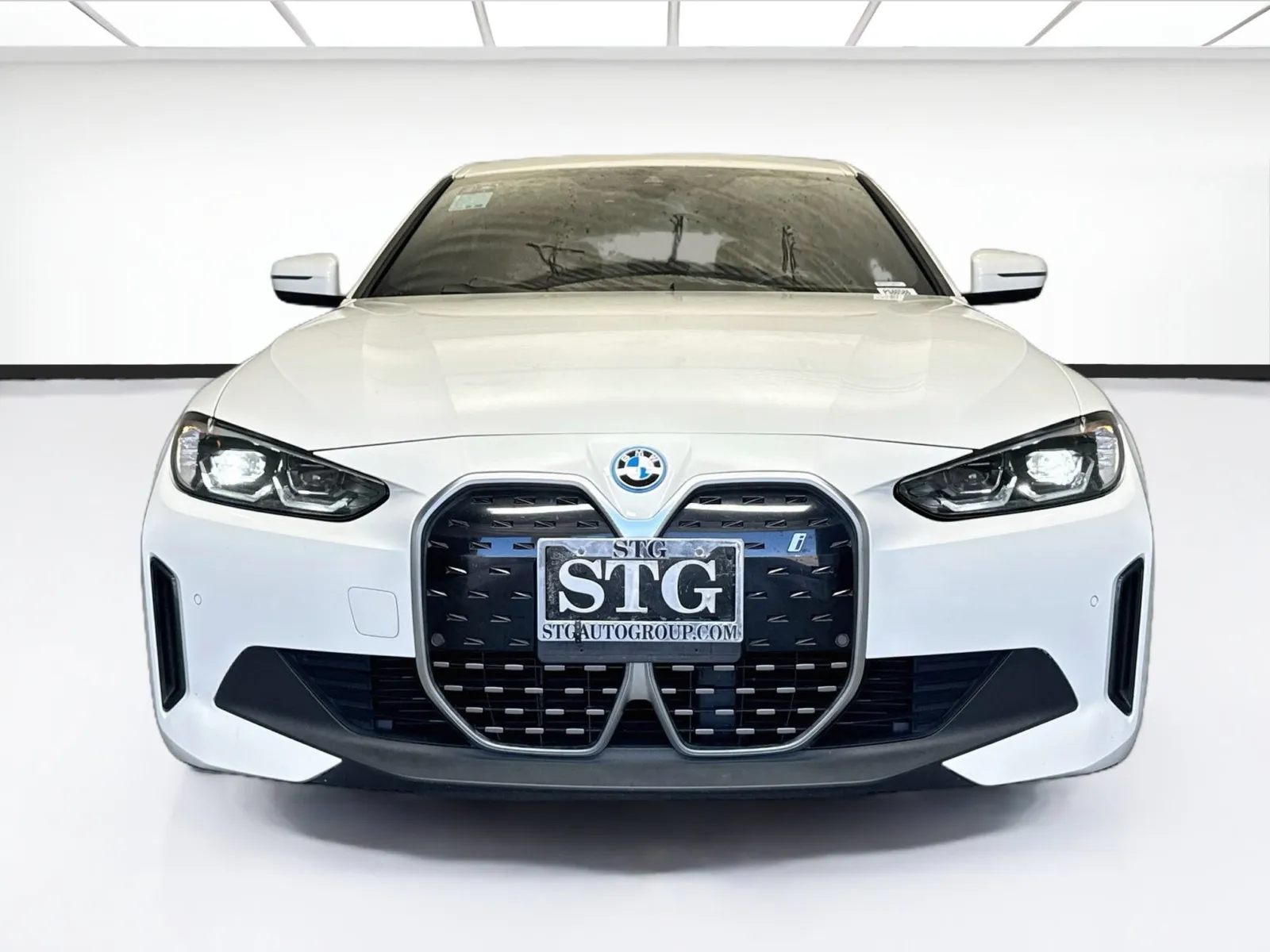 BMW i4 photo 2