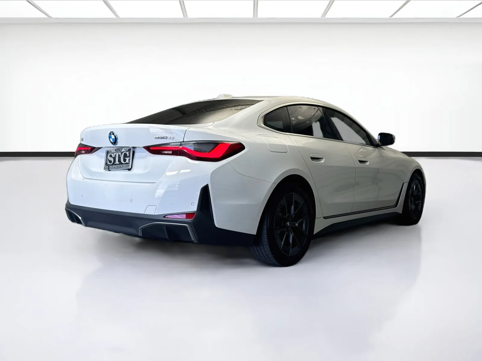 BMW i4 photo 4
