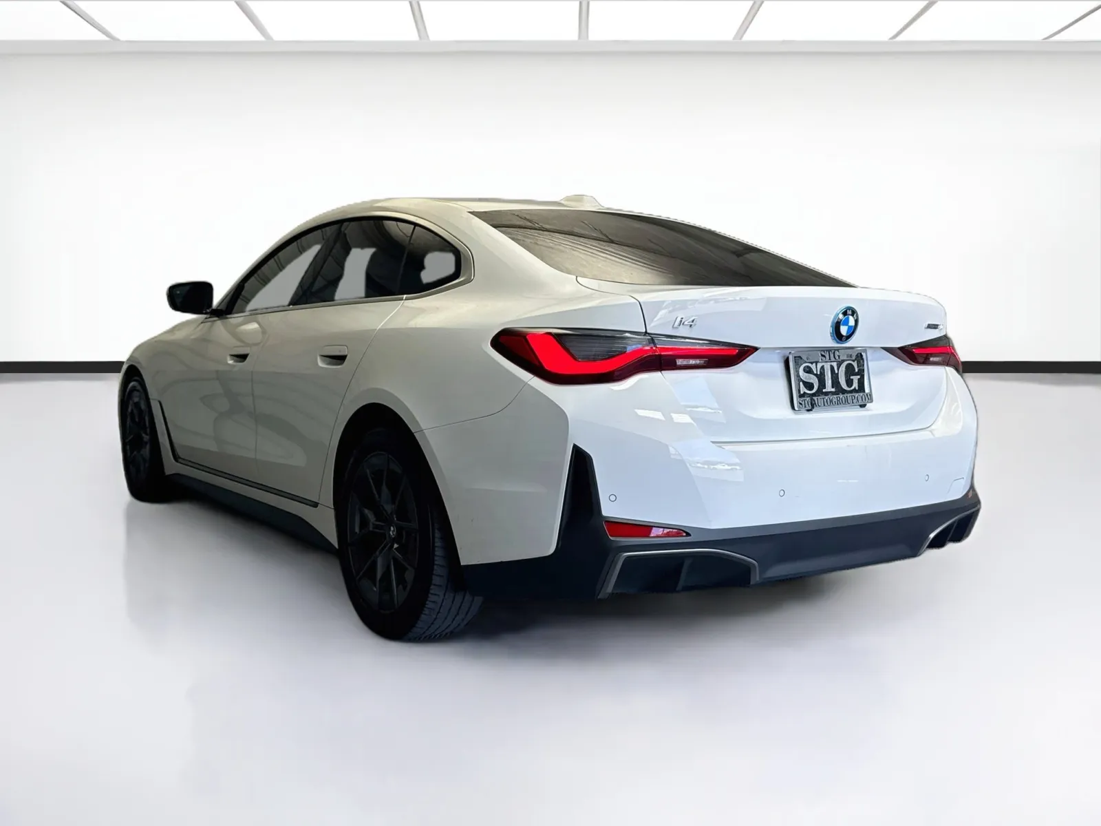 BMW i4 photo 6
