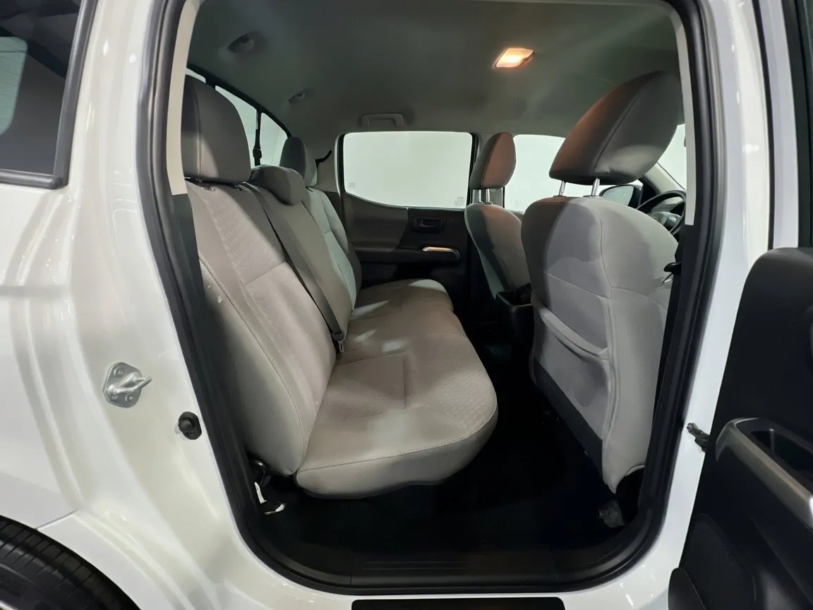 Toyota Tacoma photo 17