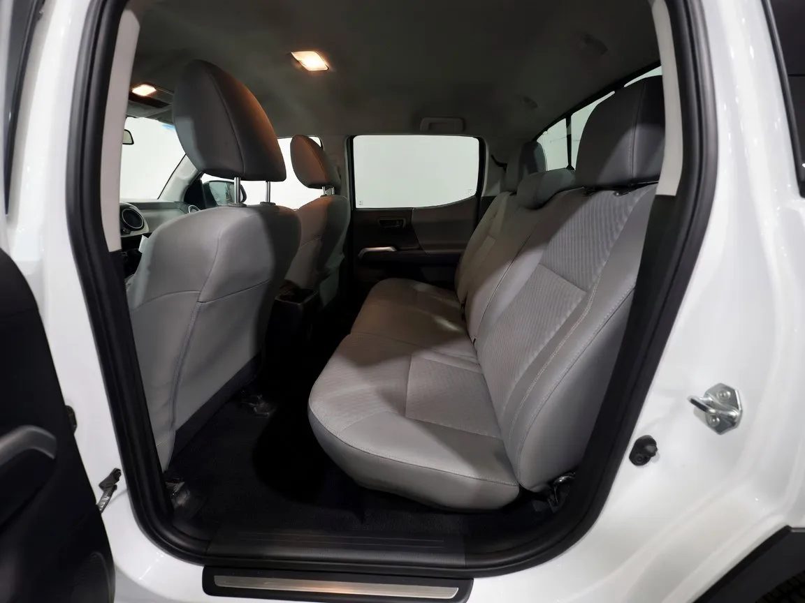 Toyota Tacoma photo 16