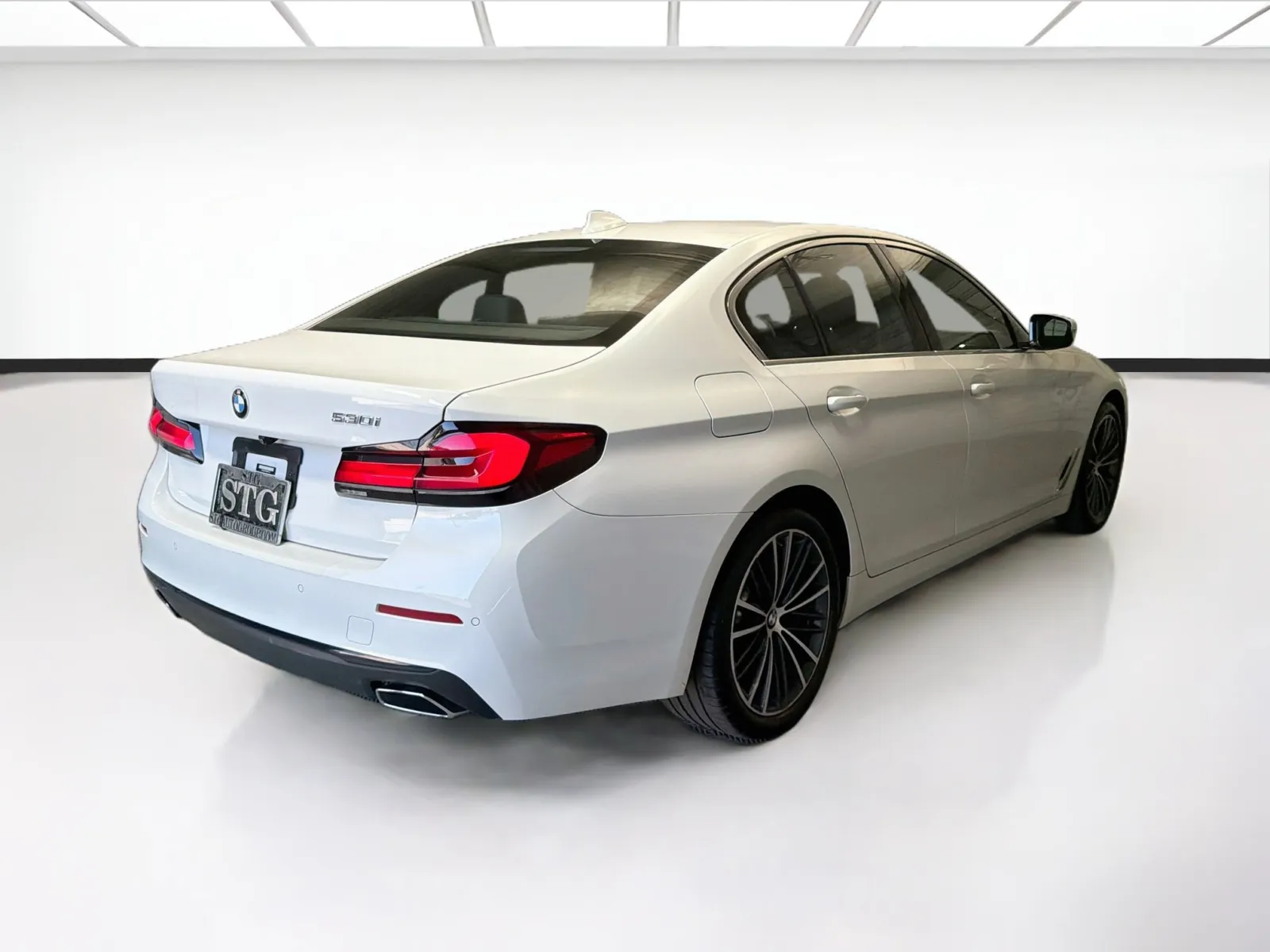 BMW 5 Series photo 4