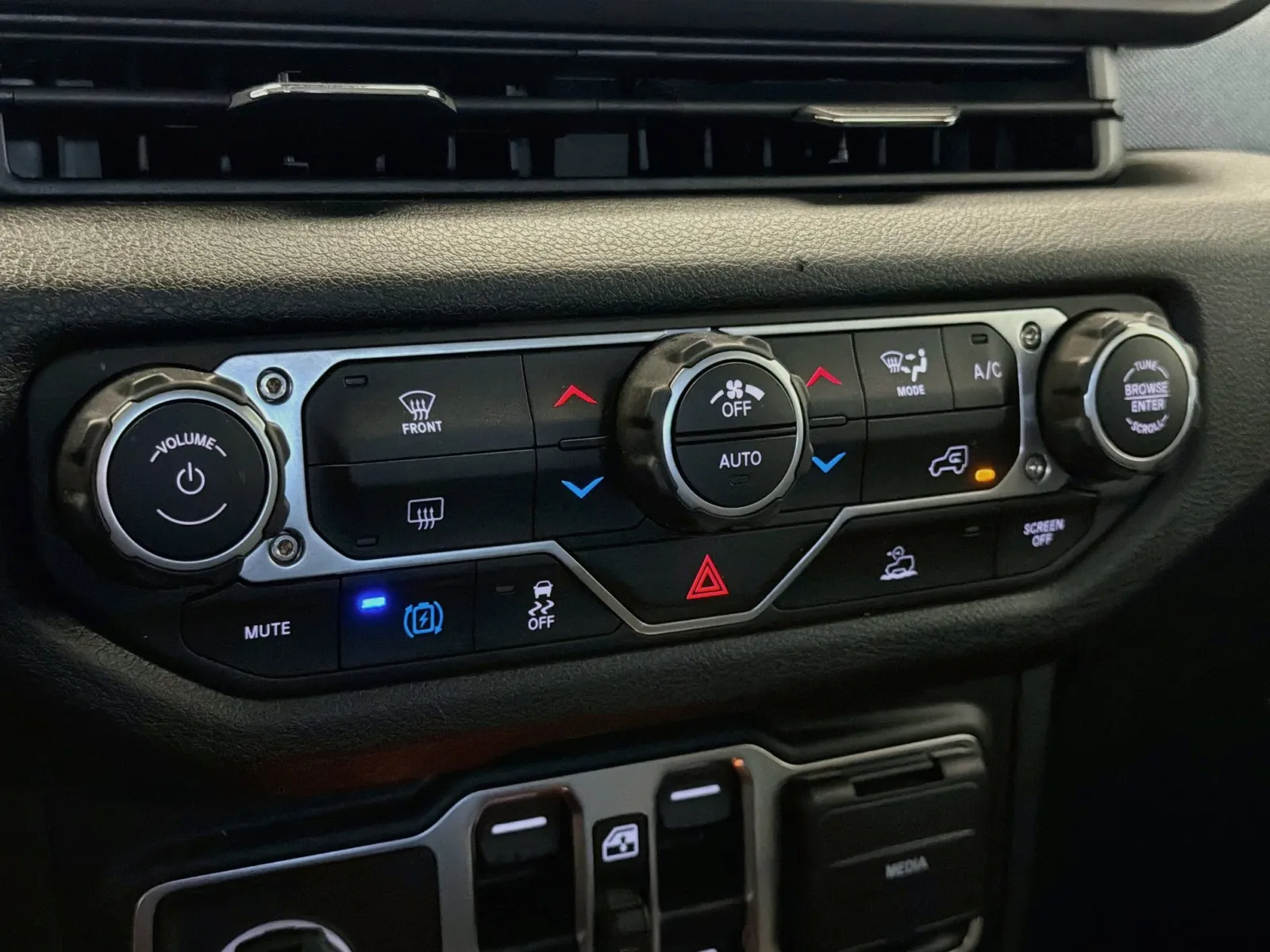 Jeep Wrangler photo 10