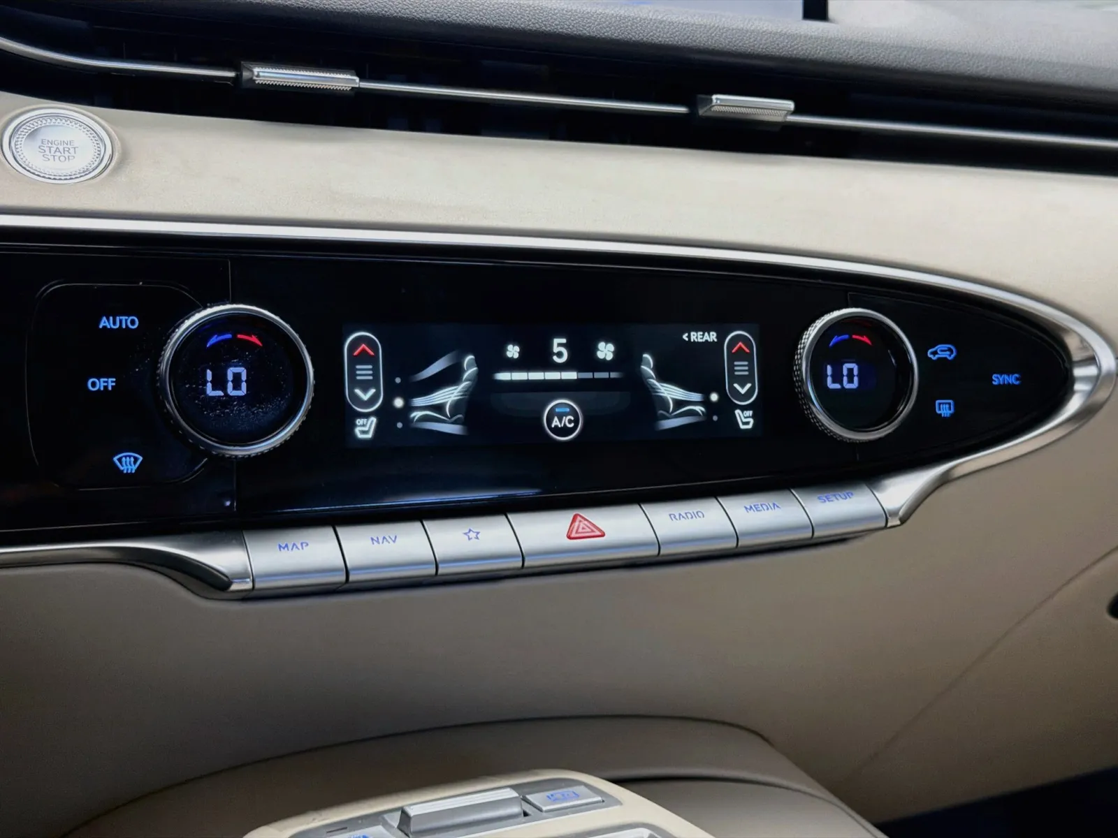 Genesis GV70 photo 10