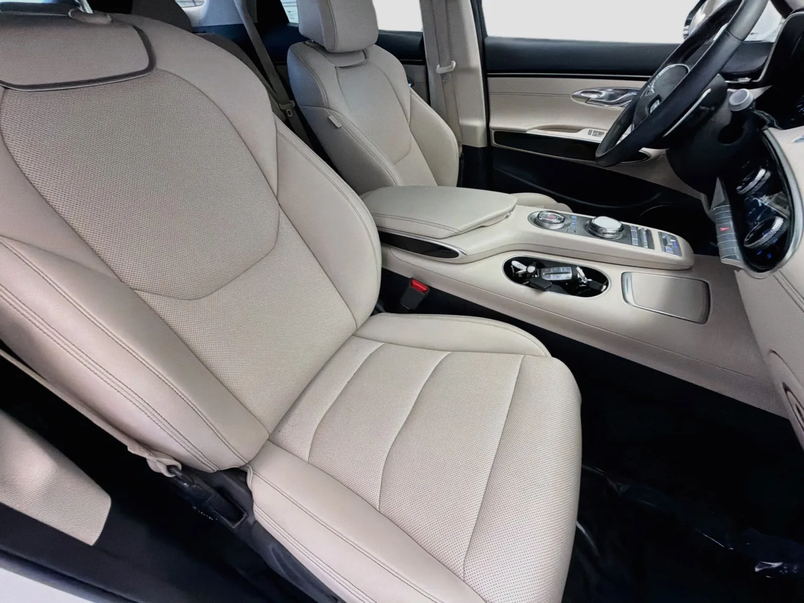 Genesis GV70 photo 15
