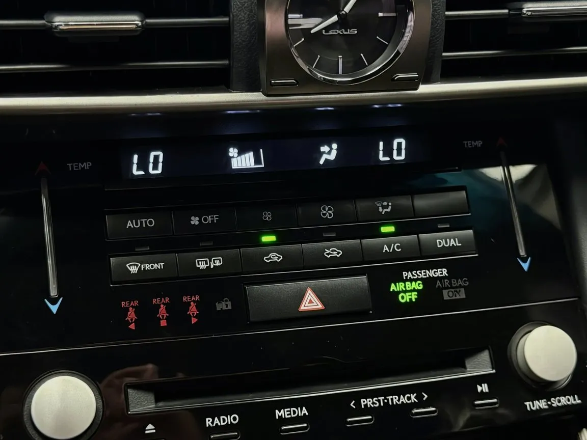 Lexus IS photo 10
