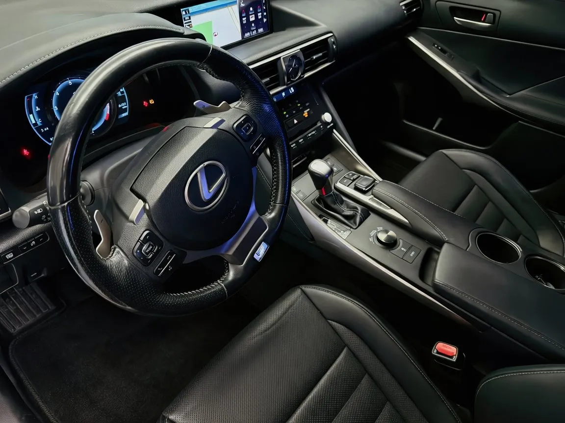 Lexus IS photo 7
