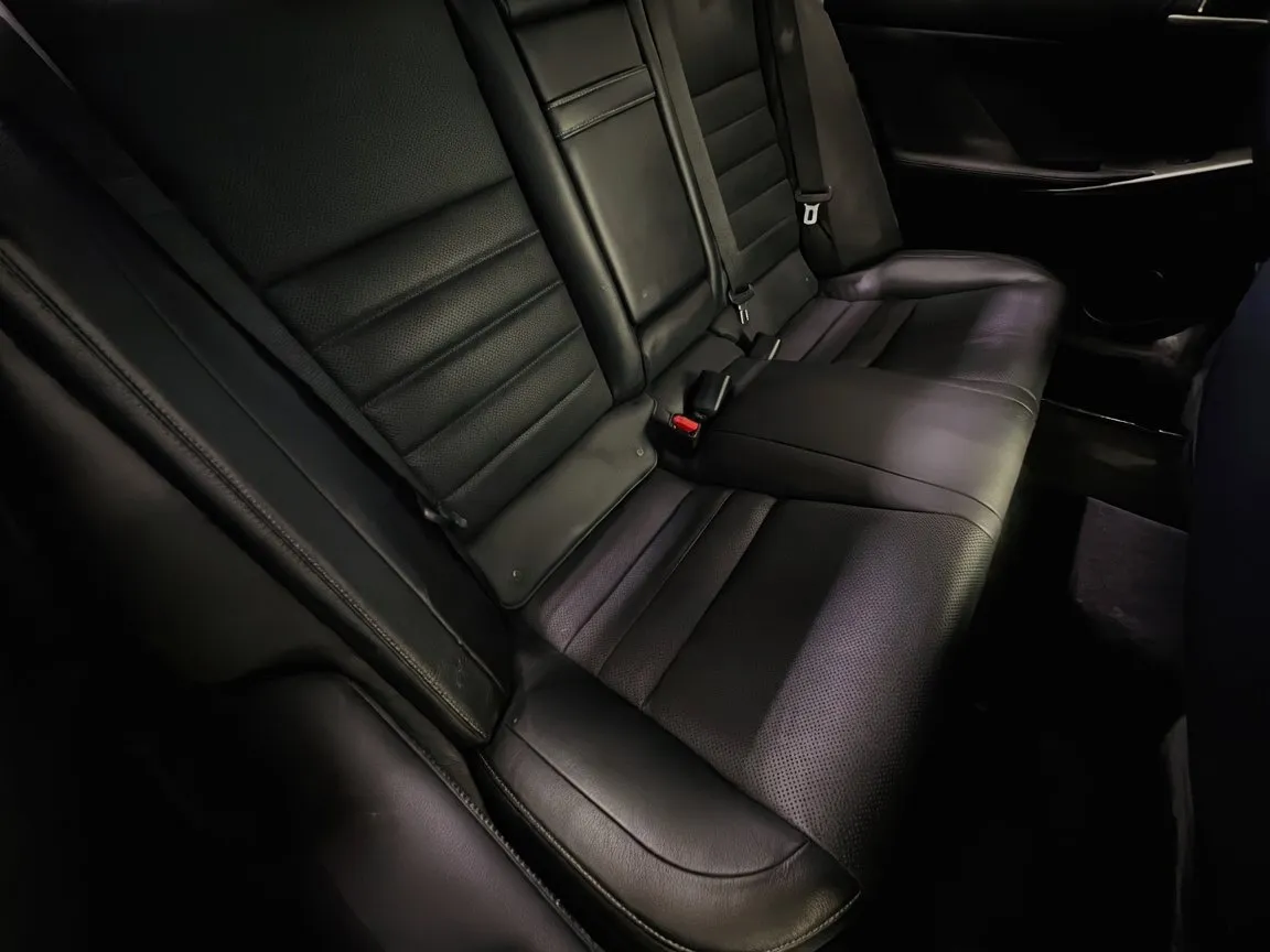 Lexus IS photo 14