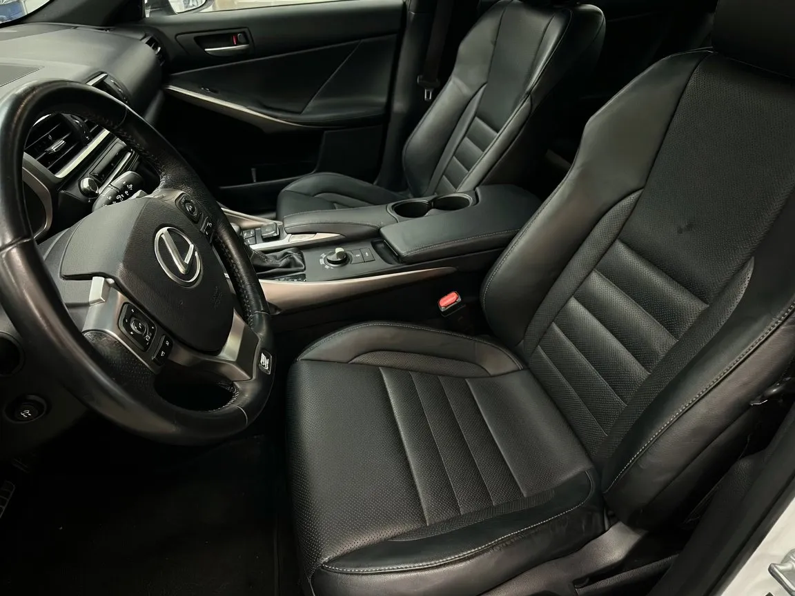Lexus IS photo 11