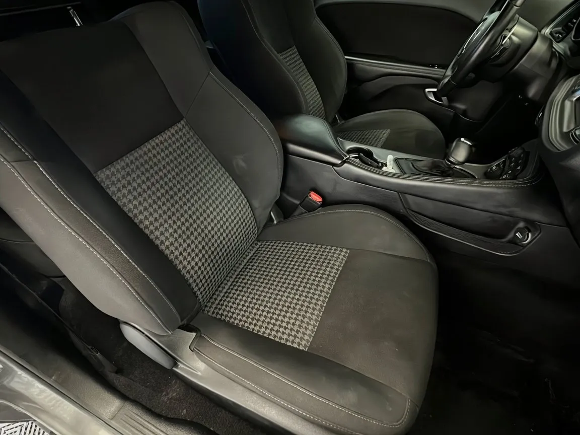 Dodge Challenger photo 14