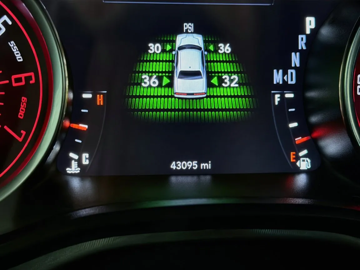 Dodge Challenger photo 8