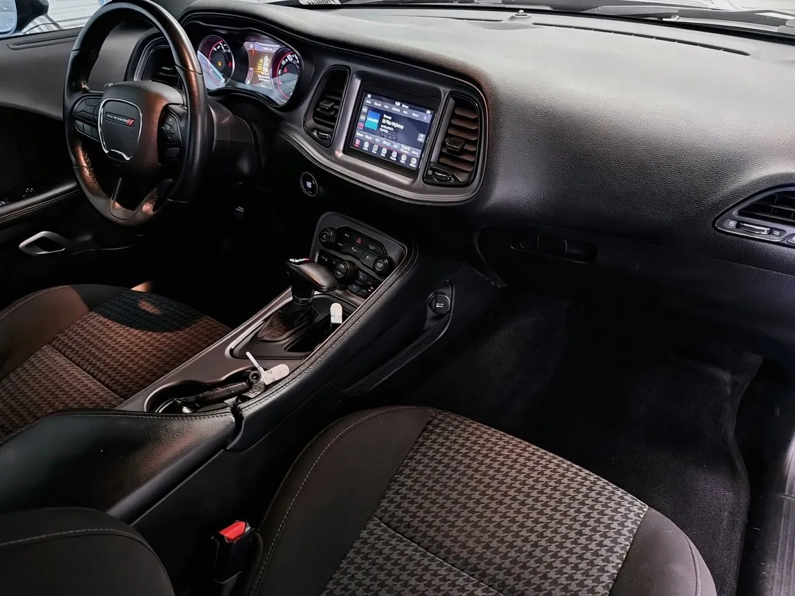 Dodge Challenger photo 12