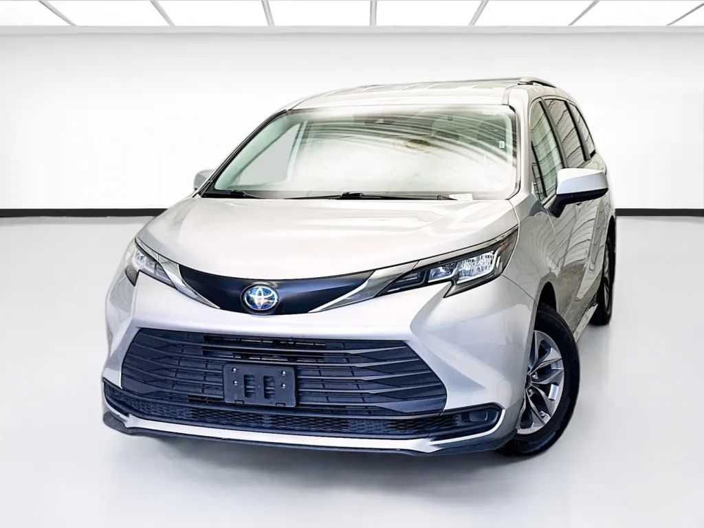 2022 Toyota Sienna LE 8 Passenger for sale in Montclair, CA