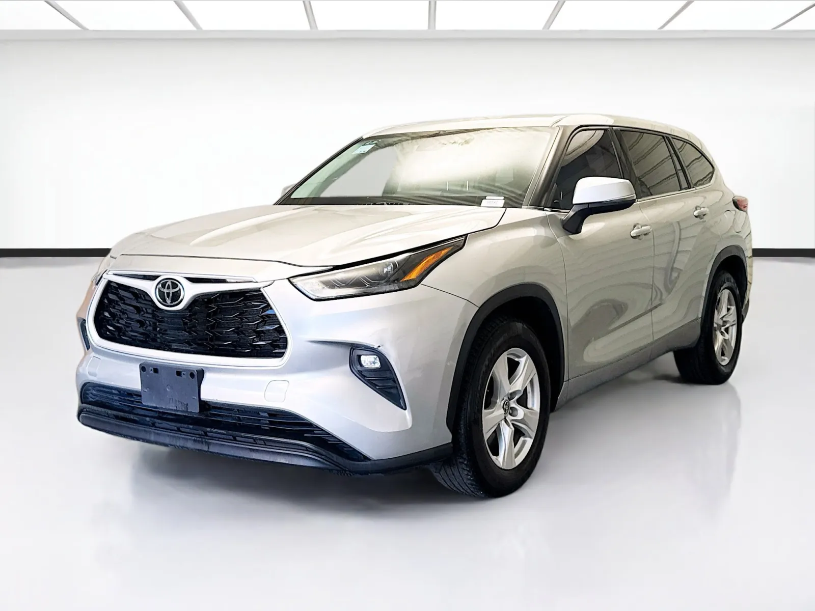 Silver 2022 Toyota Highlander LE for sale in Montclair, CA