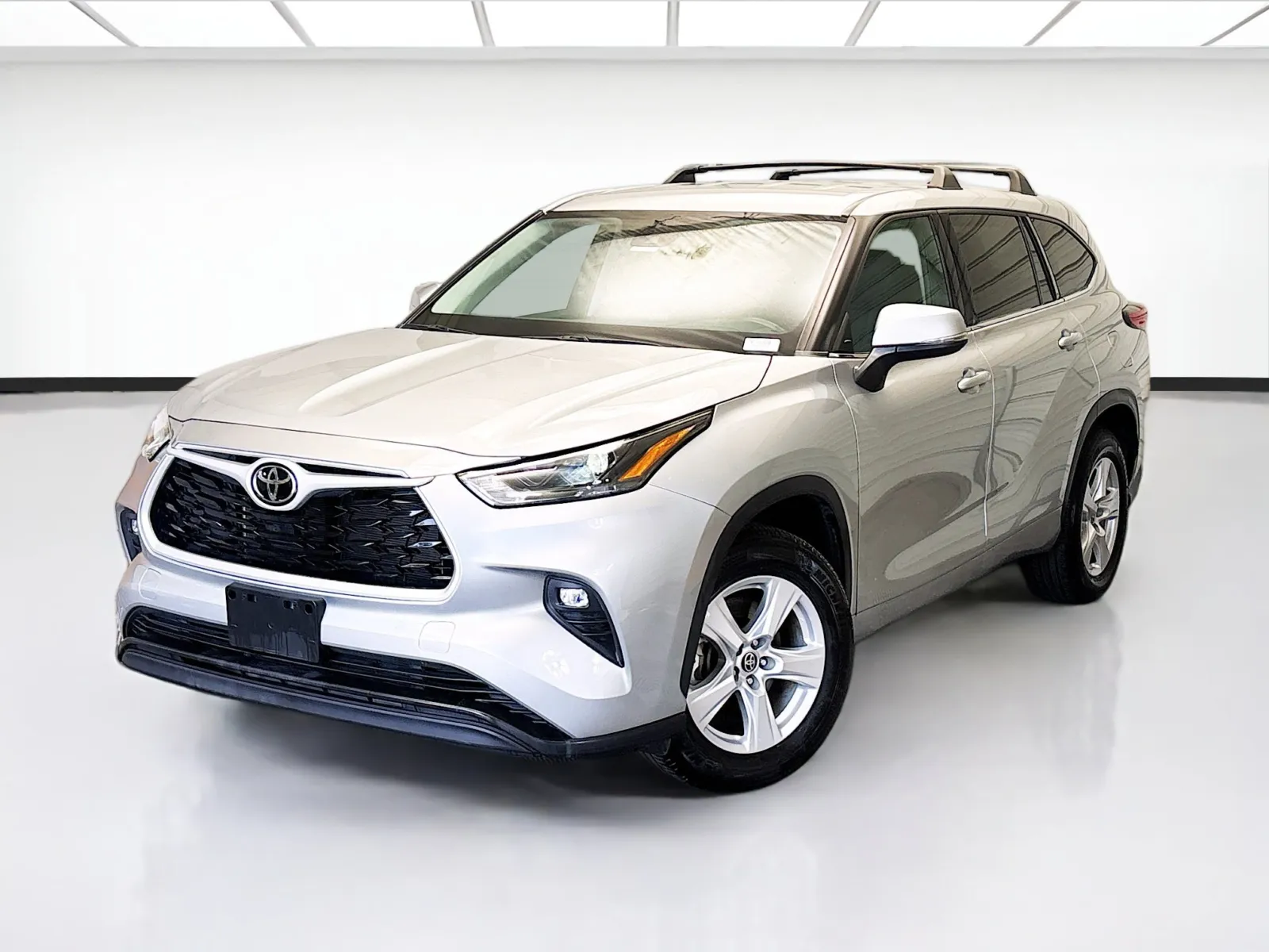 Silver 2022 Toyota Highlander LE for sale in Montclair, CA
