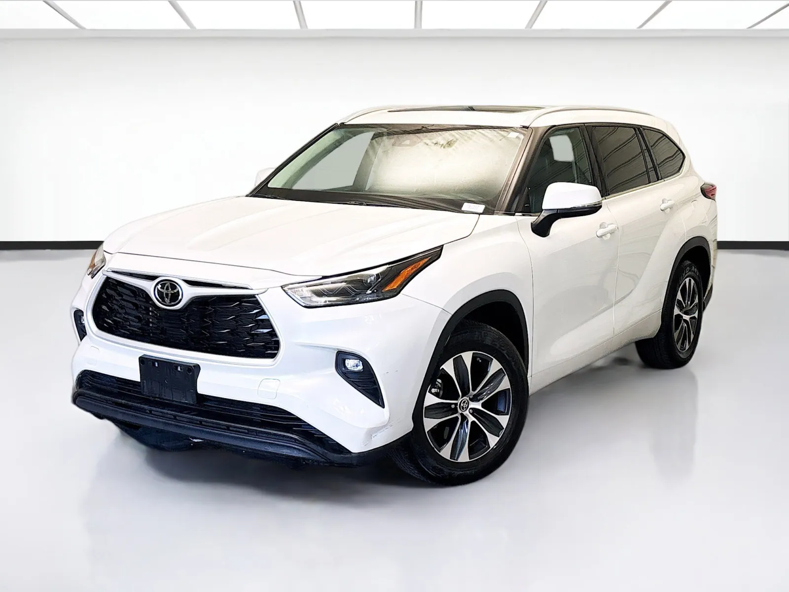 White 2022 Toyota Highlander XLE for sale in Montclair, CA