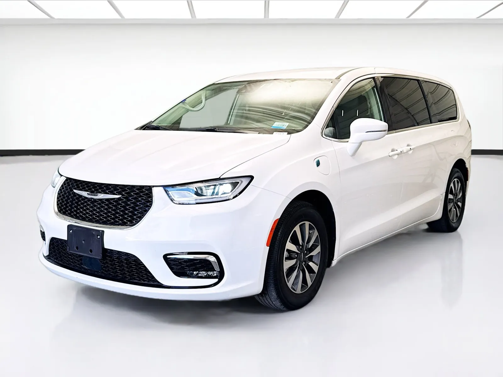 White 2022 Chrysler Pacifica Hybrid Touring L for sale in Montclair, CA