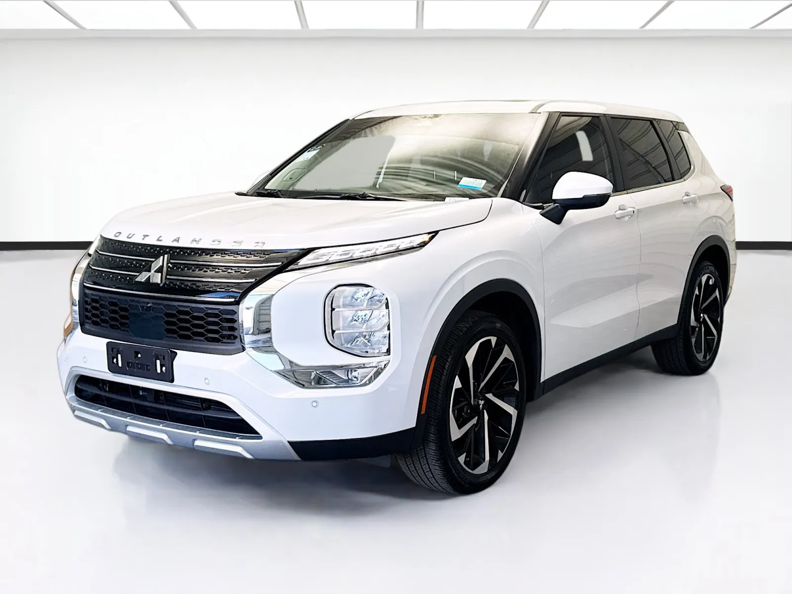 White 2024 Mitsubishi Outlander SE for sale in Montclair, CA