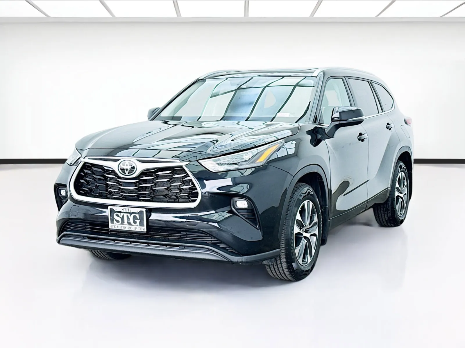 Black 2023 Toyota Highlander XLE for sale in Montclair, CA