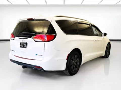More photos of 2020 Chrysler Pacifica Hybrid Limited at STG Montclair, CA