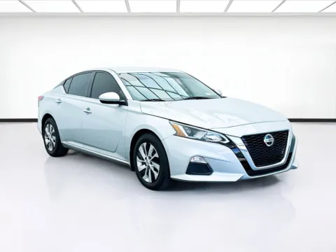 Another view of 2020 Nissan Altima 2.5 S for sale in Montclair, CA at STG Montclair