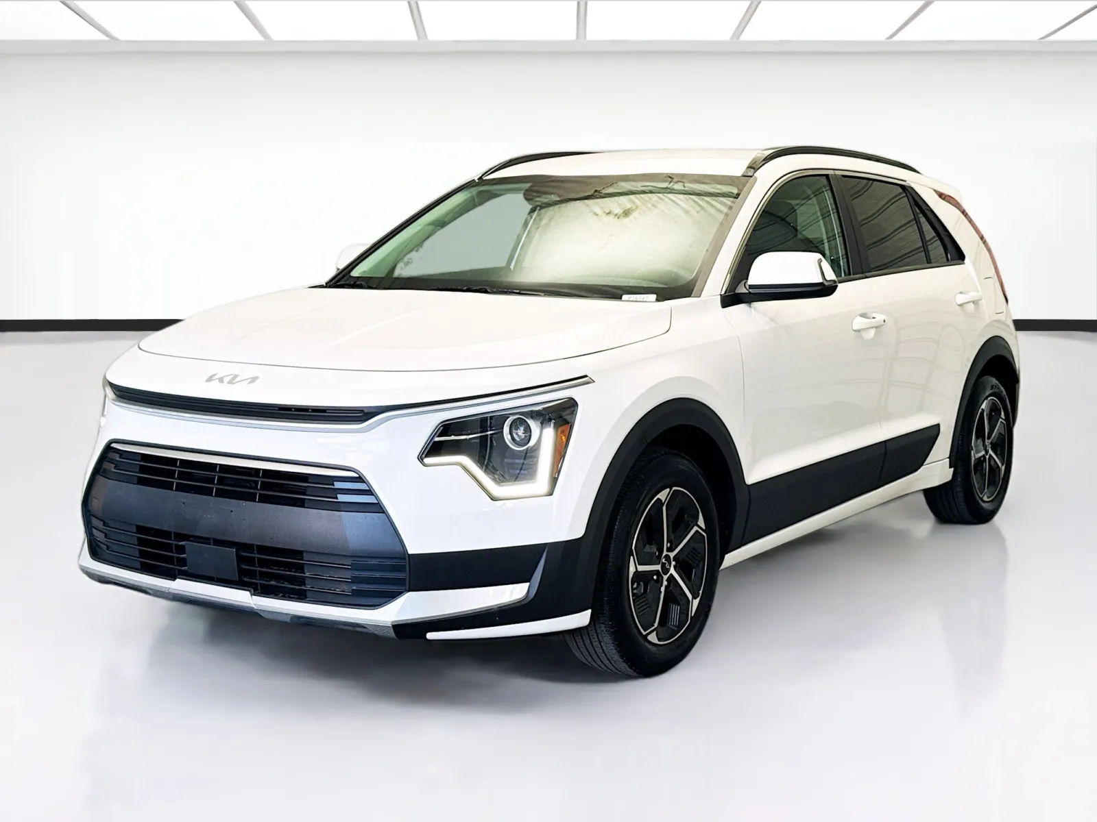 White 2024 Kia Niro for sale in Montclair, CA